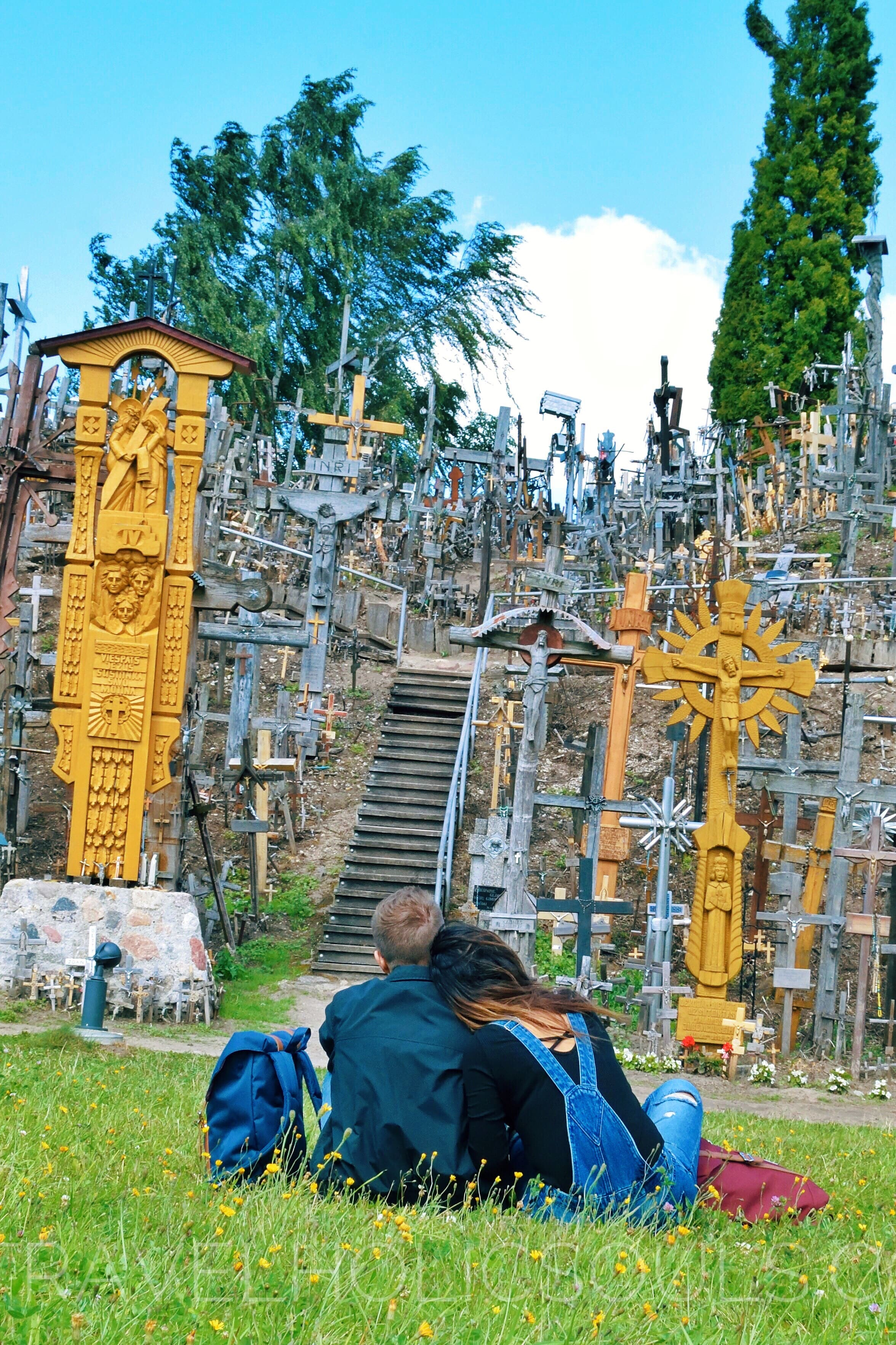 Coppia con vista collina delle croci