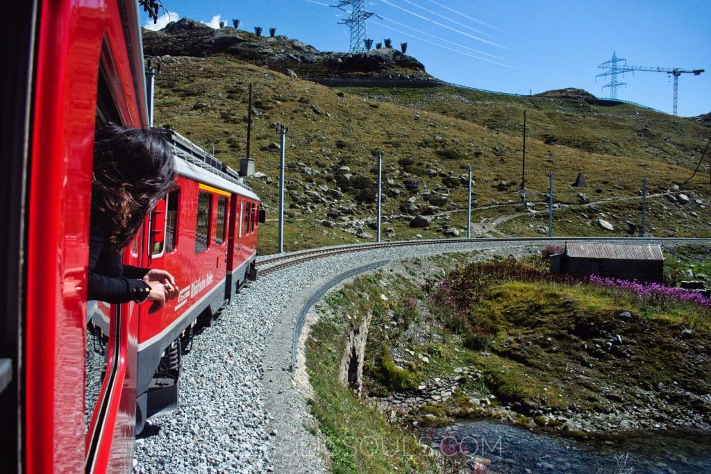 lato treno rosso Bernina