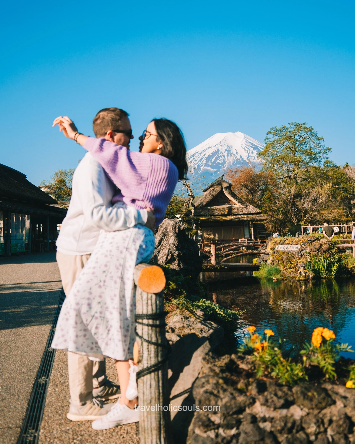coppia con vista sul monte Fuji