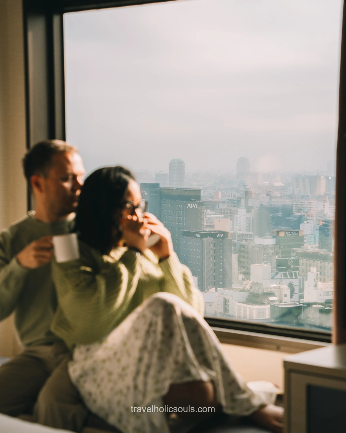 coppia che guarda Tokyo dalla finestra del Prince Shinjuku Hotel