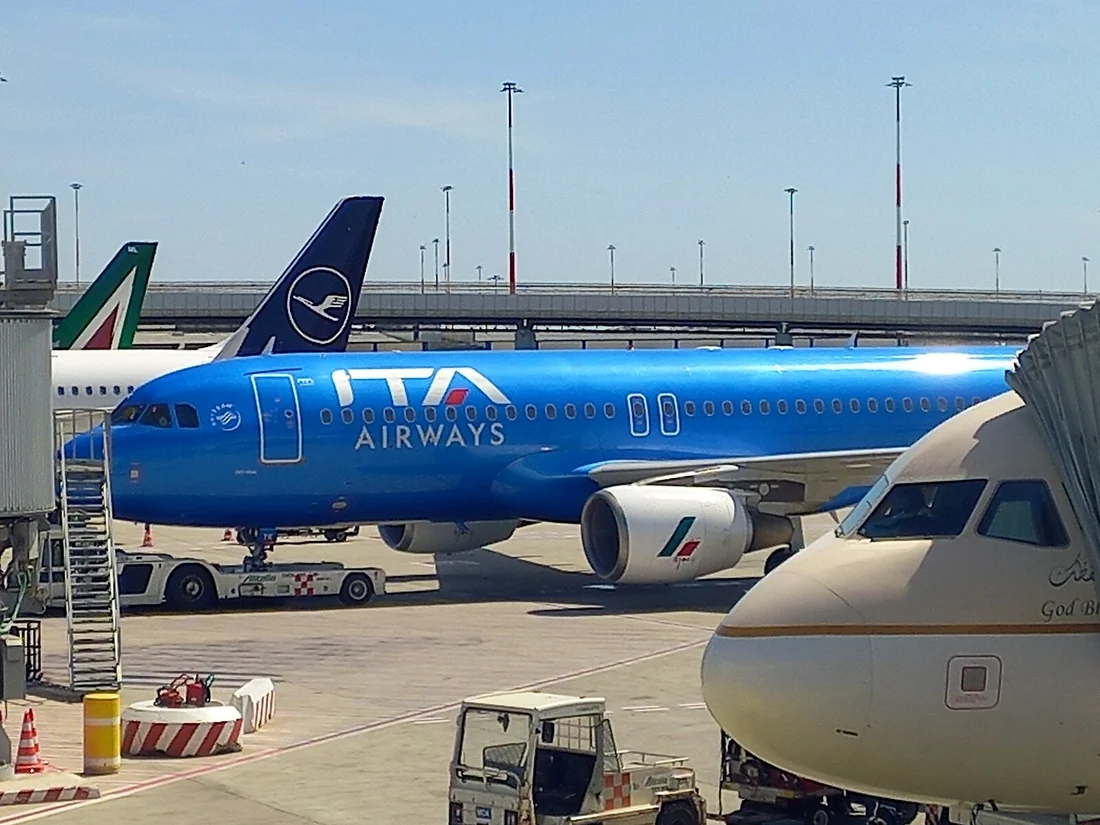 Aereo Ita Airways fermo in aeroporto
