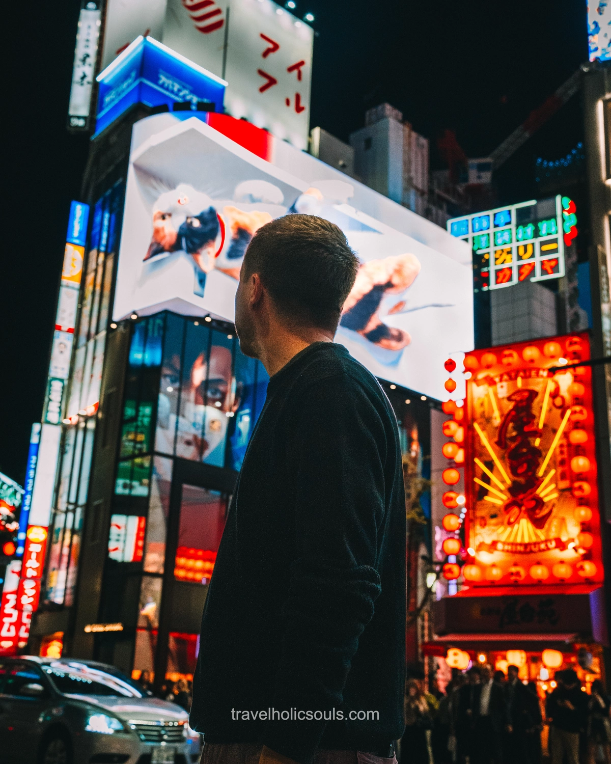 Ragazzo guarda insegna 3D gatto Shinjuku