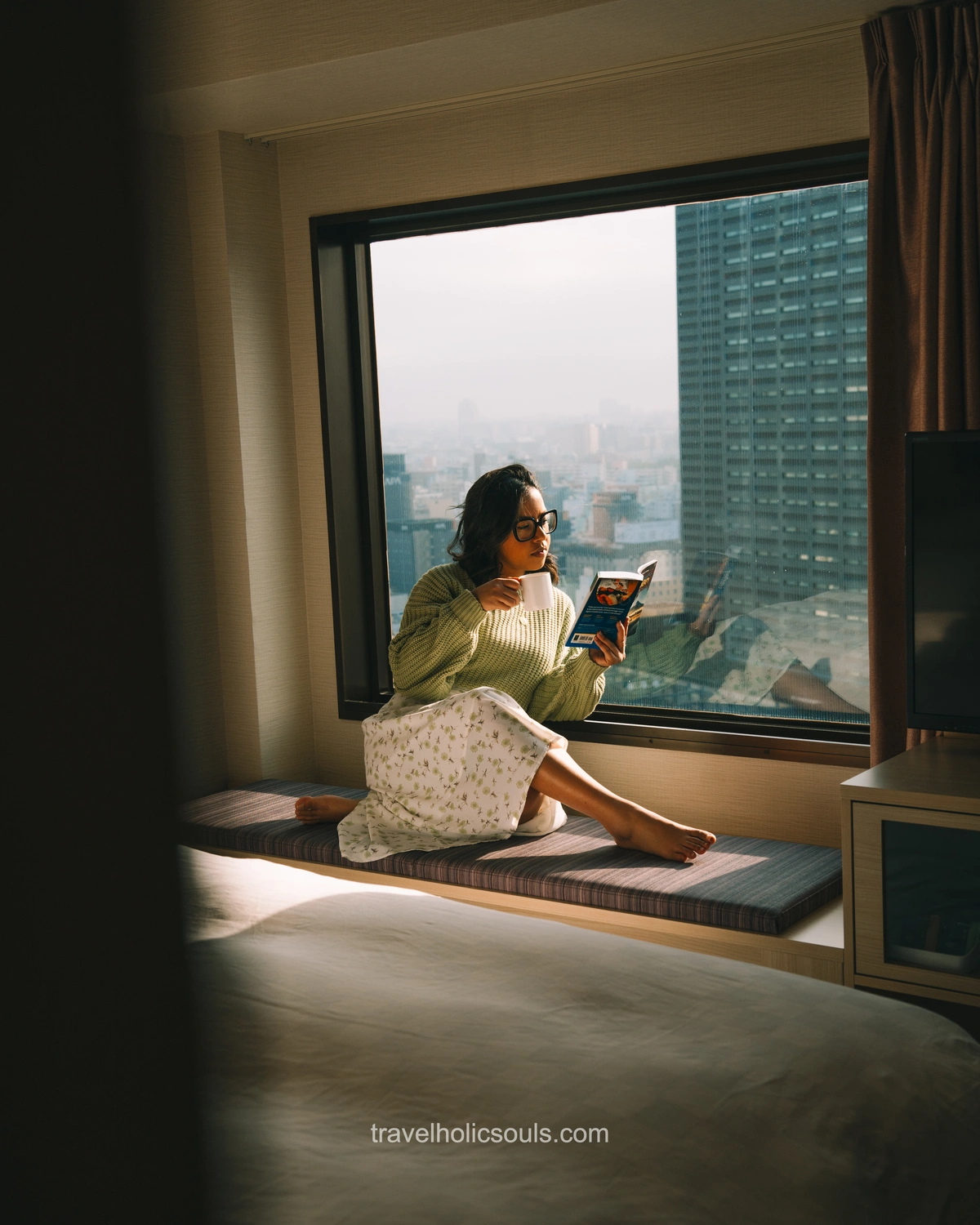 ragazza legge guida Tokyo da Shinjuku Prince Hotel